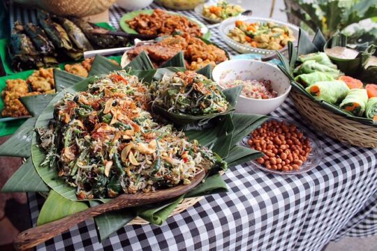 Local Market Tour and Traditional Balinese Cooking Class with a Family in Ubud