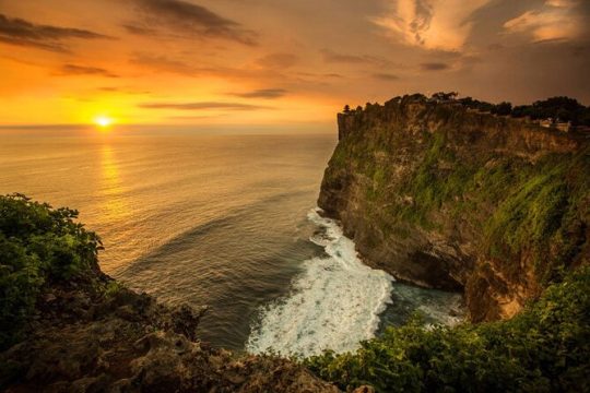 Uluwatu Sunset, Kecak Dance, and Dinner Jimbaran Beach