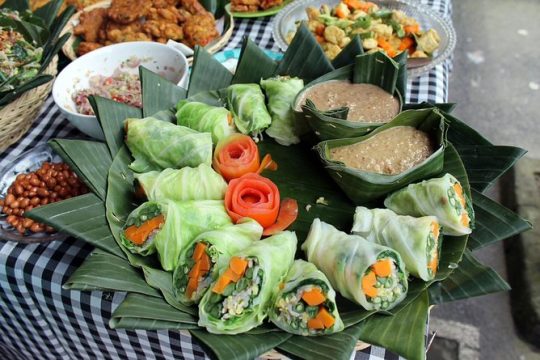 Local Market Tour and Traditional Balinese Cooking Class with a Family in Ubud